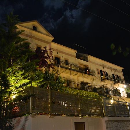 Frikes Aristotelis Apartments מראה חיצוני תמונה