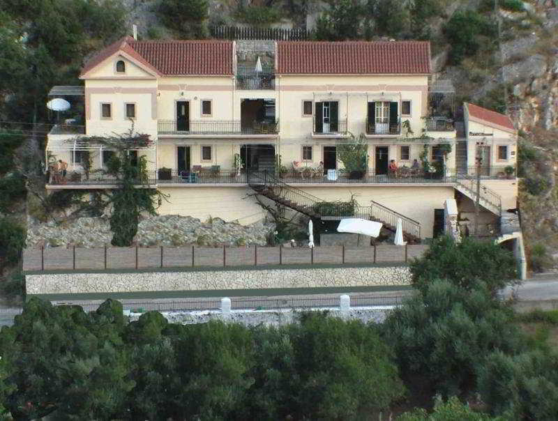 Frikes Aristotelis Apartments מראה חיצוני תמונה