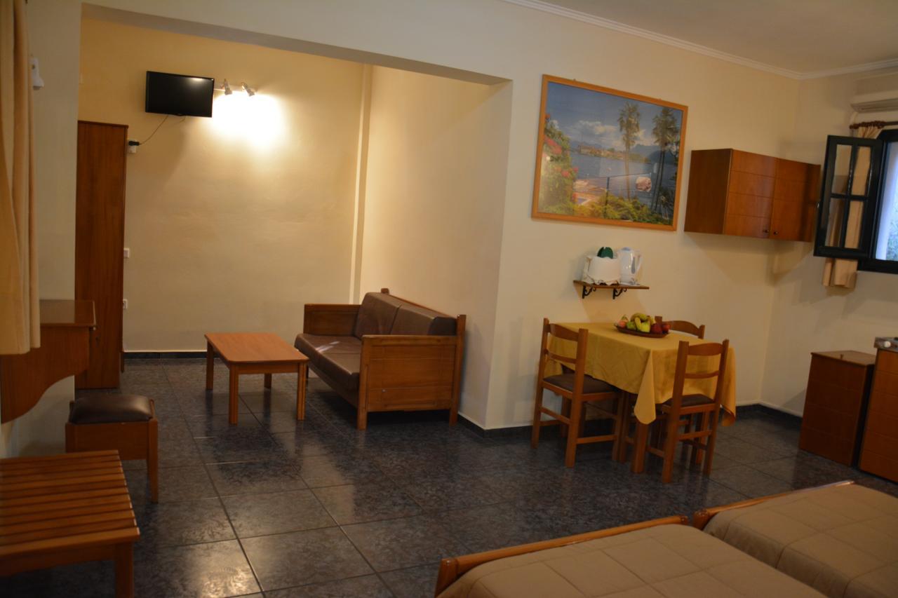 Frikes Aristotelis Apartments מראה חיצוני תמונה
